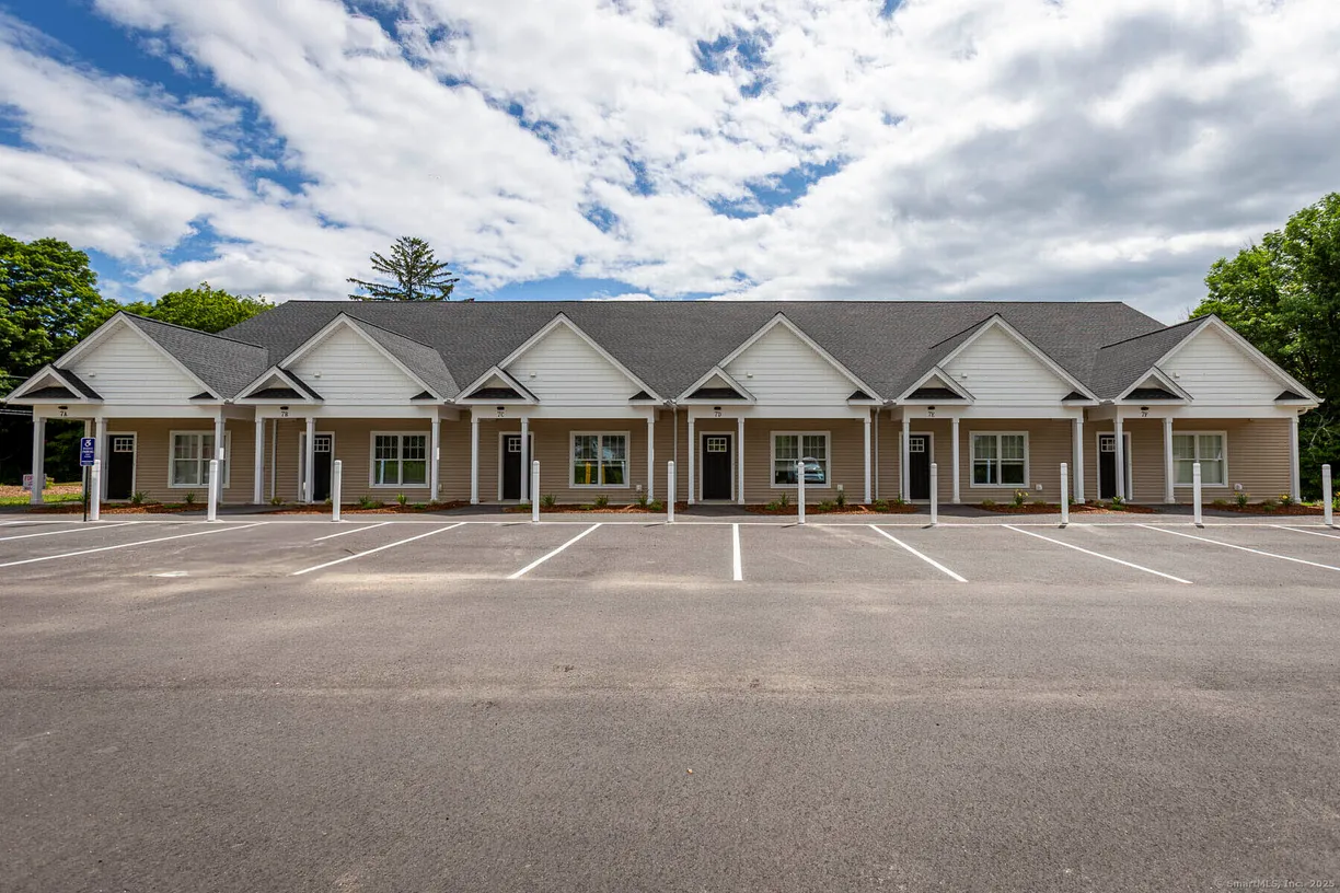 Greenwich Real Estate | View 7 Loomis Road, C | 1 Bed, 1 Bath