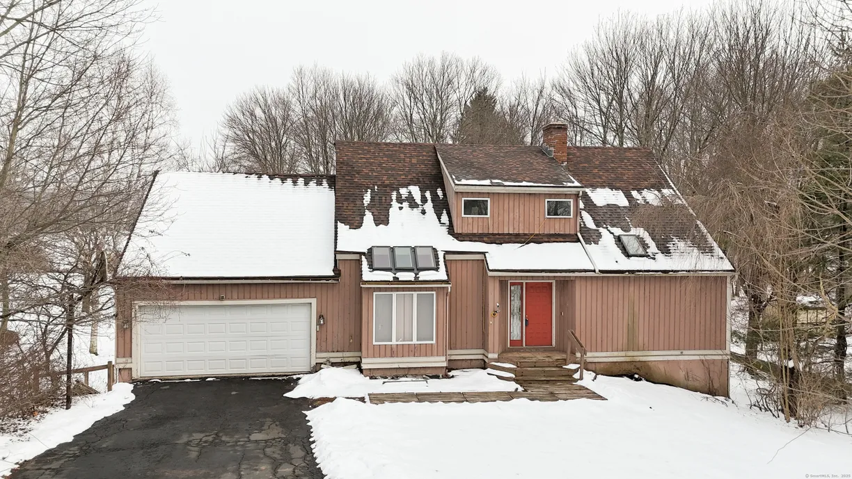 Greenwich Real Estate | View 916 North Farms Road | 3 Beds, 2 Baths