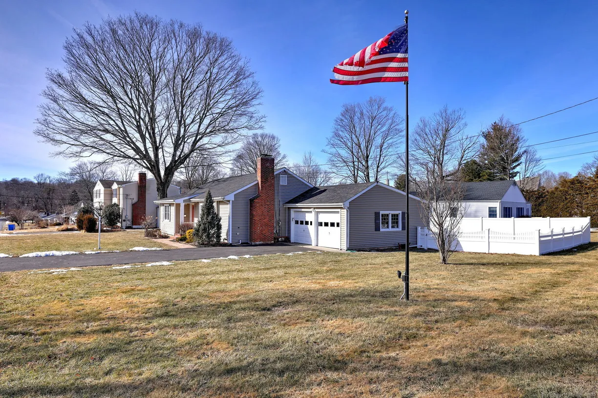 Greenwich Real Estate | View 4 Walker Road | 2 Beds, 1 Bath
