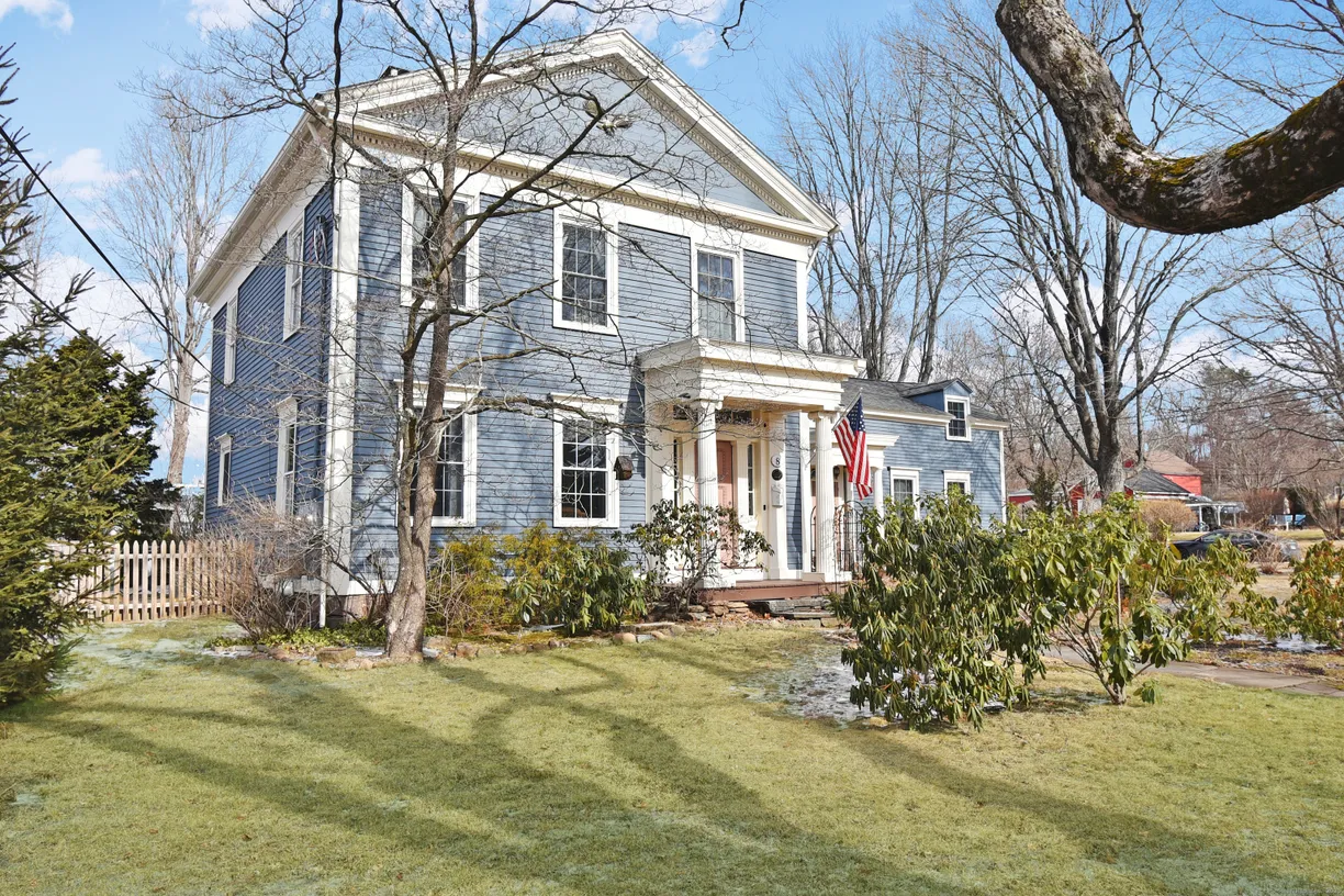 Greenwich Real Estate | View 8 Bow Lane | 5 Beds, 2 Baths