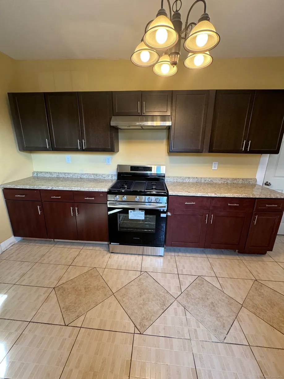 Greenwich Real Estate | View 817 Albany Avenue, 2 | 3 Beds, 2 Baths