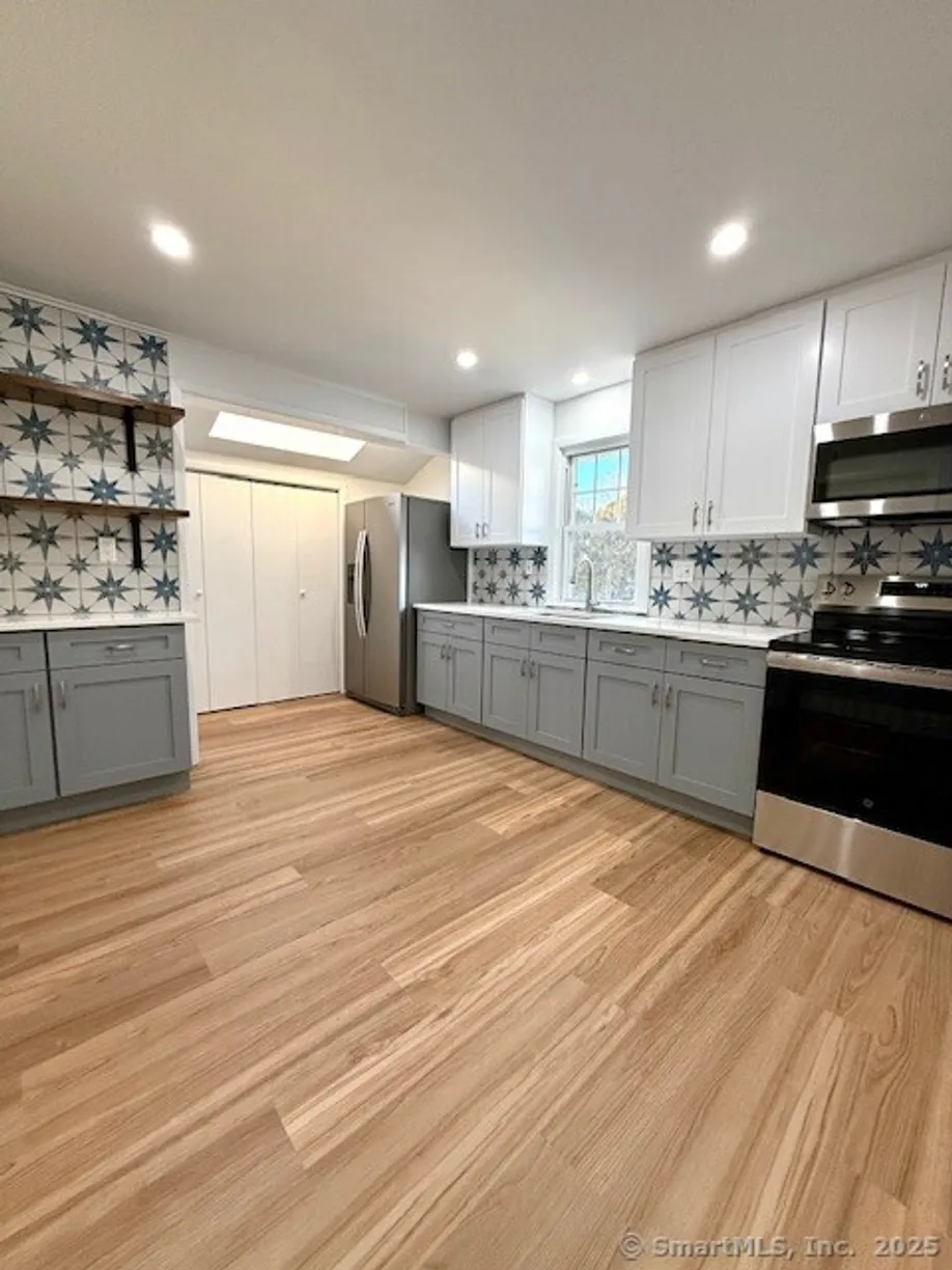 Greenwich Real Estate | View 95 Horace Street | 2 Beds, 1 Bath