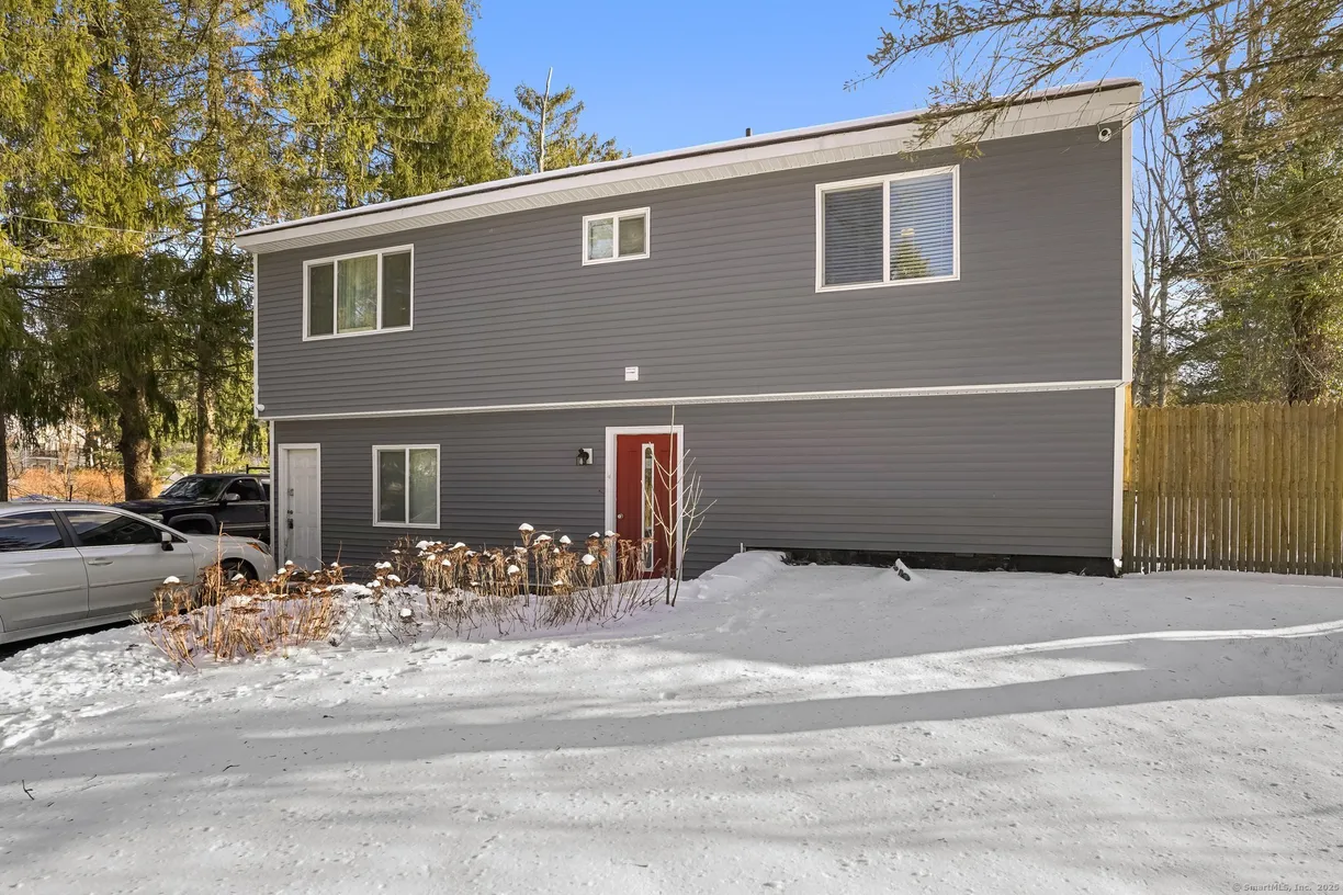 Greenwich Real Estate | View 298 Old Waterbury Road, 2 | 2 Beds, 1 Bath