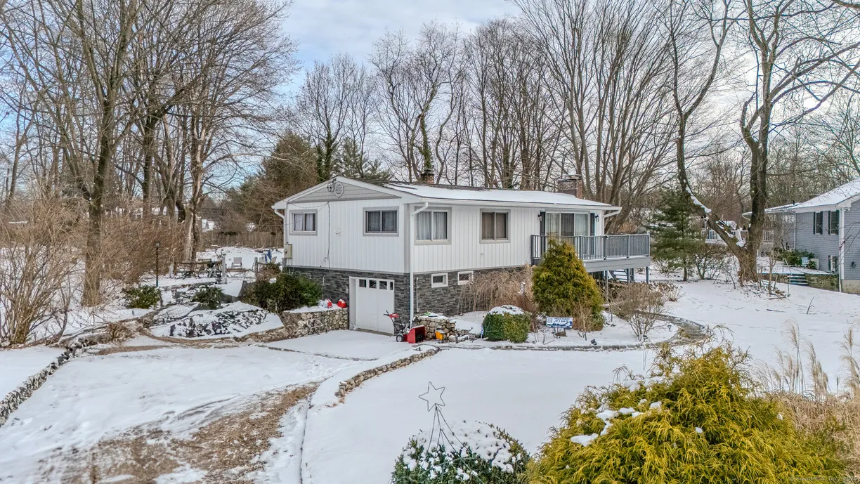 Greenwich Real Estate | View 8 Stonecrop Road | 3 Beds, 2 Baths