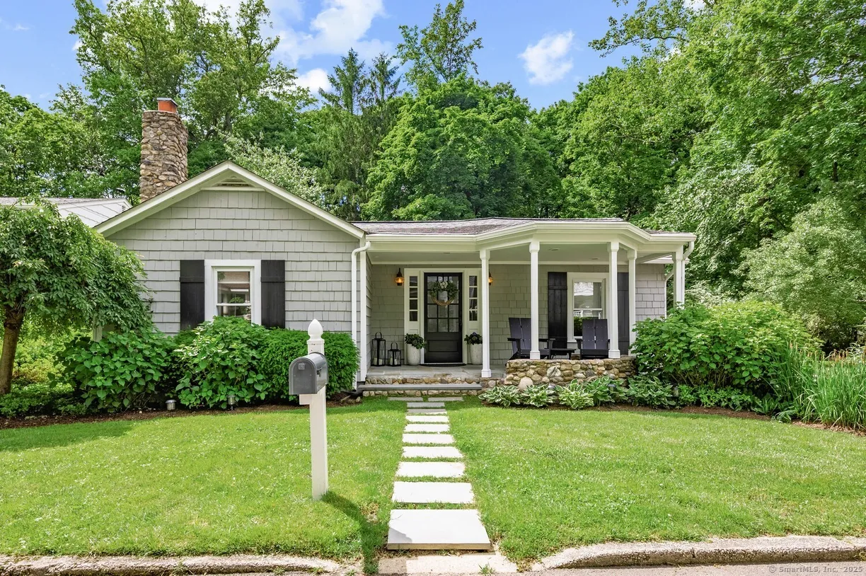 Greenwich Real Estate | View 1 McKendry Court | 2 Beds, 1 Bath