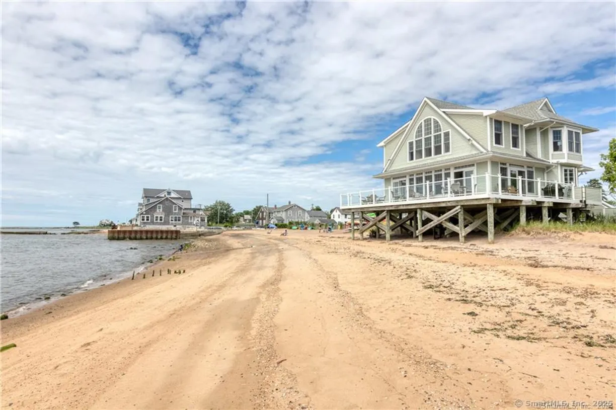 Greenwich Real Estate | View 156 Kelsey Place | 5 Beds, 3 Baths