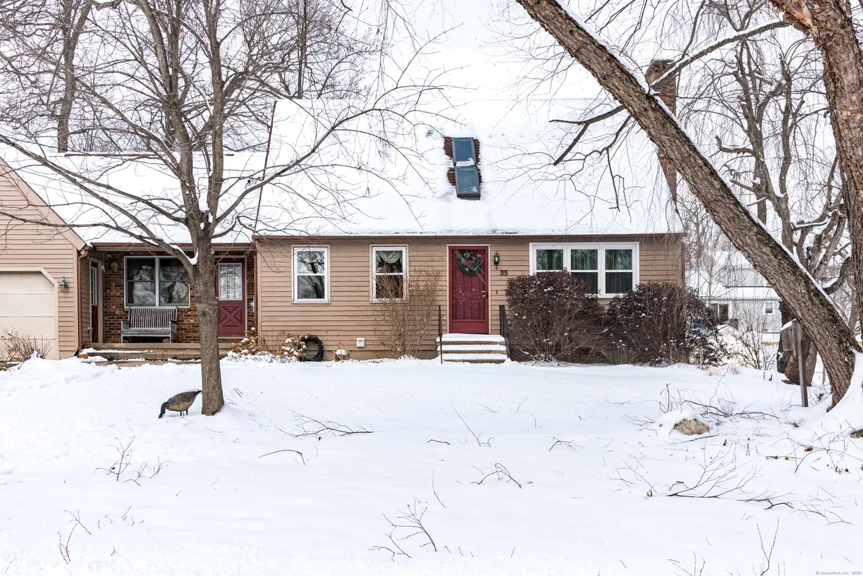 Greenwich Real Estate | View 35 Cranberry Lane | 4 Beds, 2 Baths