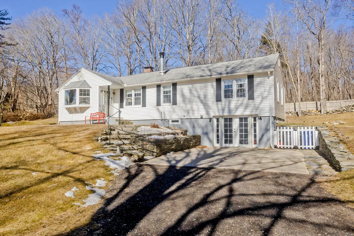 Greenwich Real Estate | View 174 Kemp Road | 3 Beds, 1 Bath