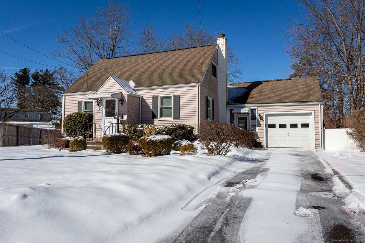 Greenwich Real Estate | View 50 Salem Road | 4 Beds, 1 Bath