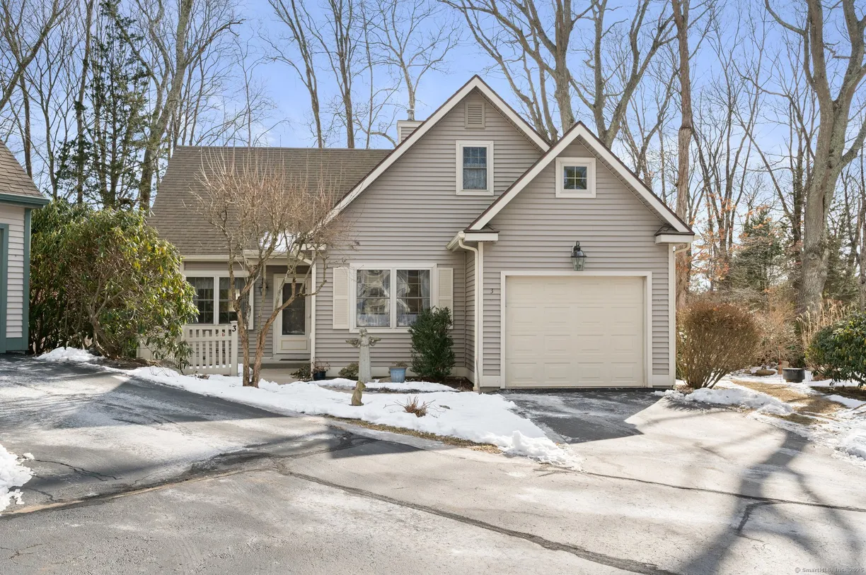 Greenwich Real Estate | View 3 Blueberry Lane, 3 | 2 Beds, 2 Baths