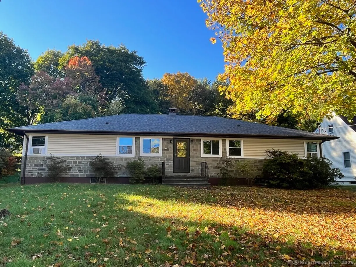 Greenwich Real Estate | View 14 Fleetwood Park, B | 2 Beds, 1 Bath