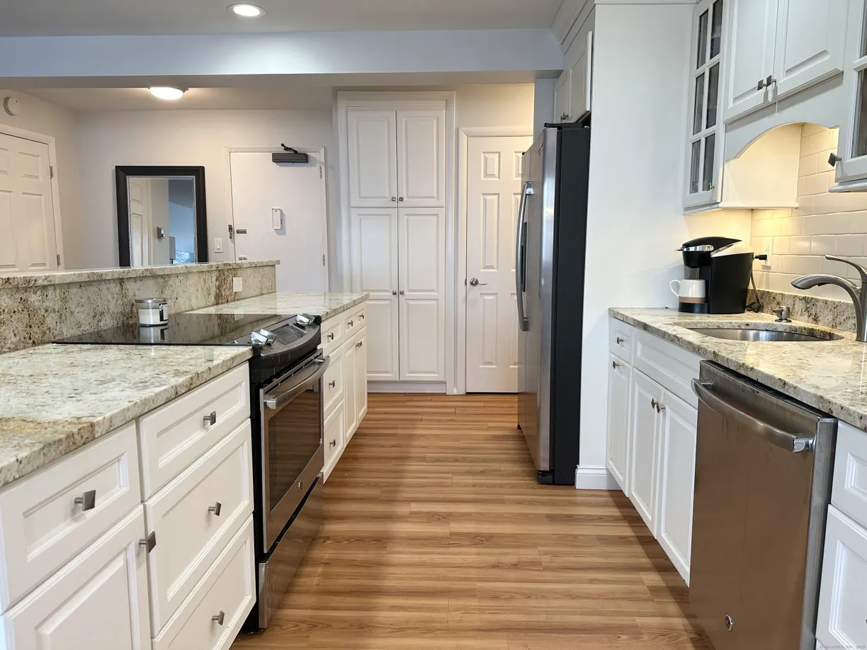 Greenwich Real Estate | View 893 Farmington Avenue, APT 5I | 1 Bed, 1 Bath
