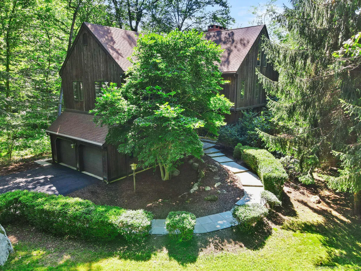 Greenwich Real Estate | View 146 Blackberry Drive | 3 Beds, 2 Baths