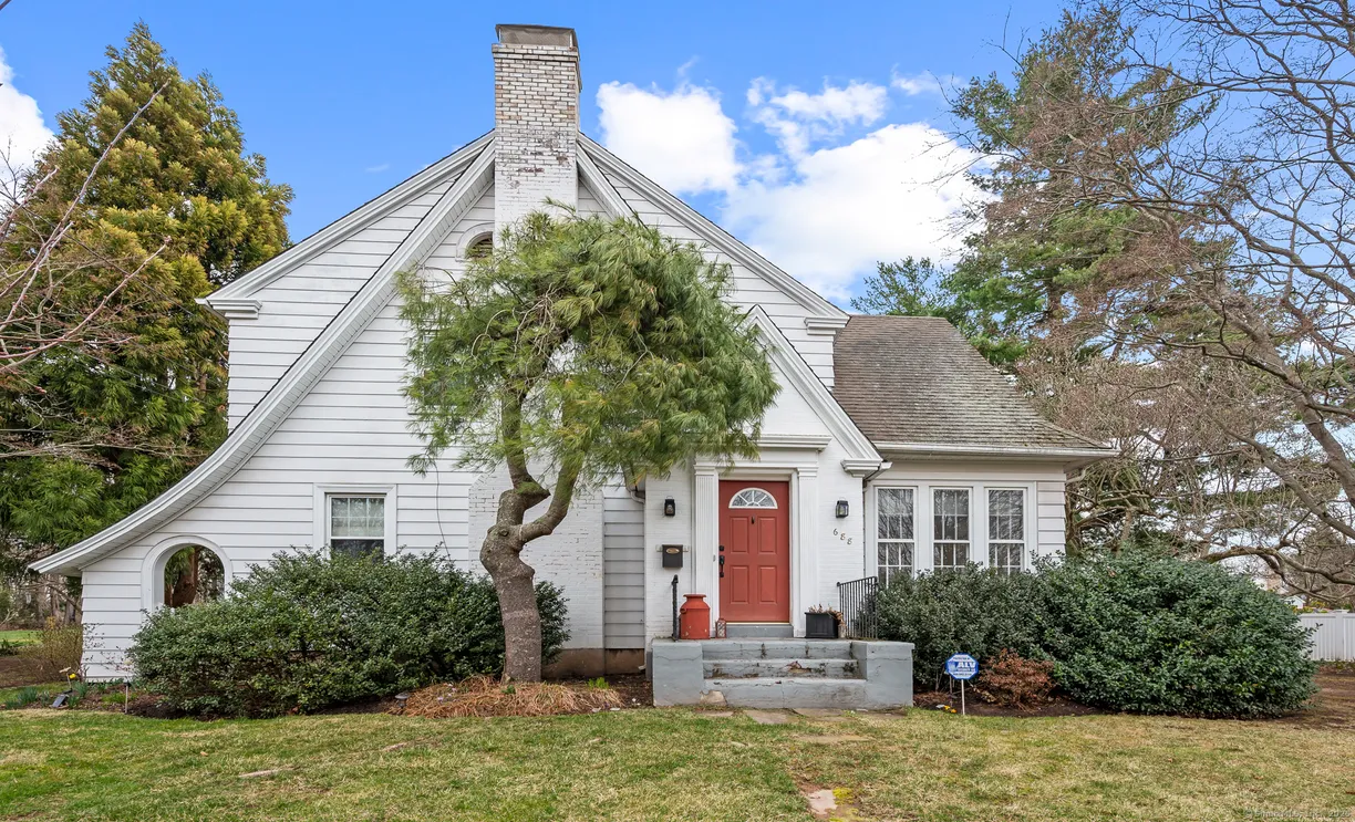 Greenwich Real Estate | View 688 Ridge Road | 3 Beds, 3 Baths