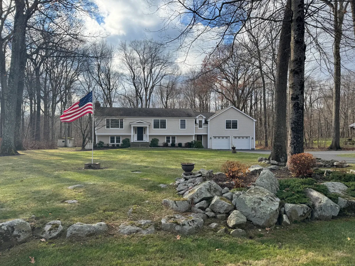 Greenwich Real Estate | View 92 Flat Rock Drive | 5 Beds, 3 Baths