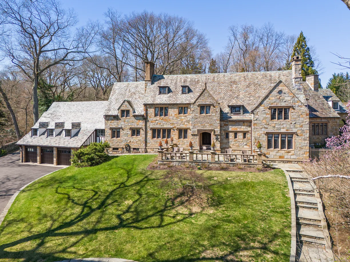Greenwich Real Estate | View 17 River Lane | 6 Beds, 5 Baths