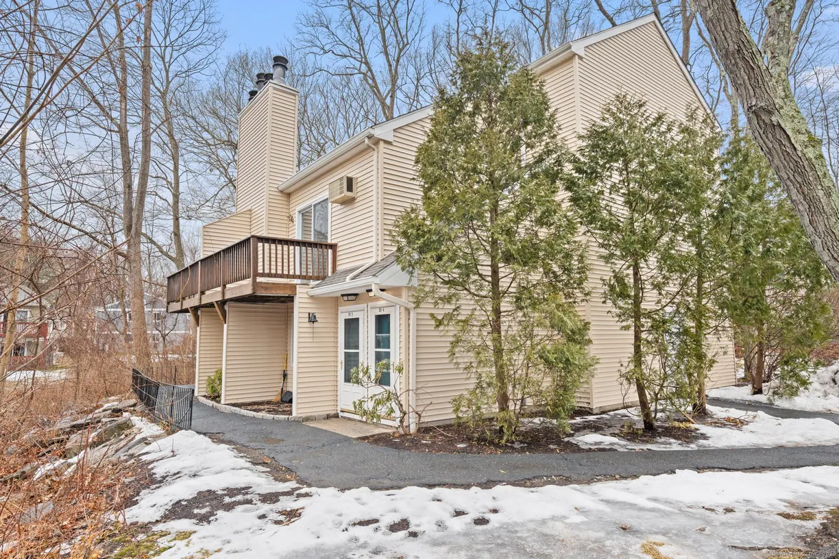 Greenwich Real Estate | View 8 Rose Lane, APT 20-4 | 2 Beds, 1 Bath