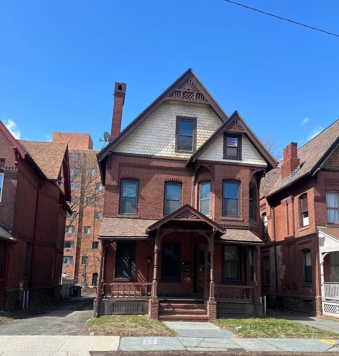 Greenwich Real Estate | View 337 Laurel Street | 6 Beds, 3 Baths