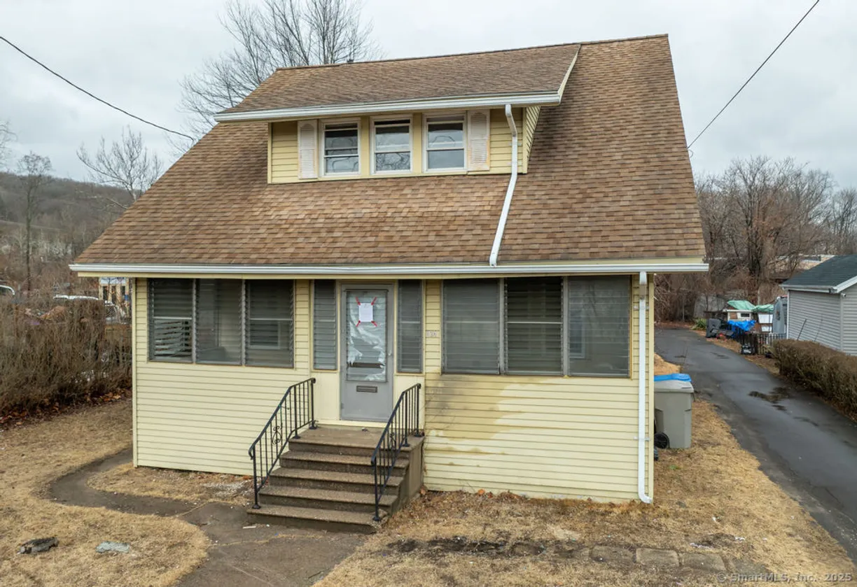 Greenwich Real Estate | View 524 Broad Street | 2 Beds, 2 Baths