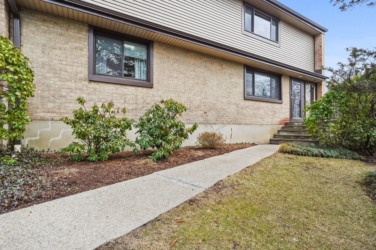 Greenwich Real Estate | View 2539 Bedford Street, APT 33B | 2 Beds, 2 Baths