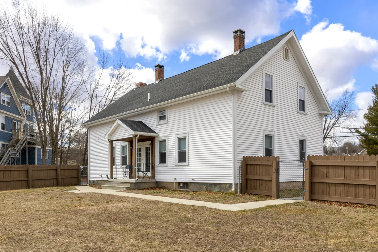 Greenwich Real Estate | View 8 Lake Street | 4 Beds, 2 Baths