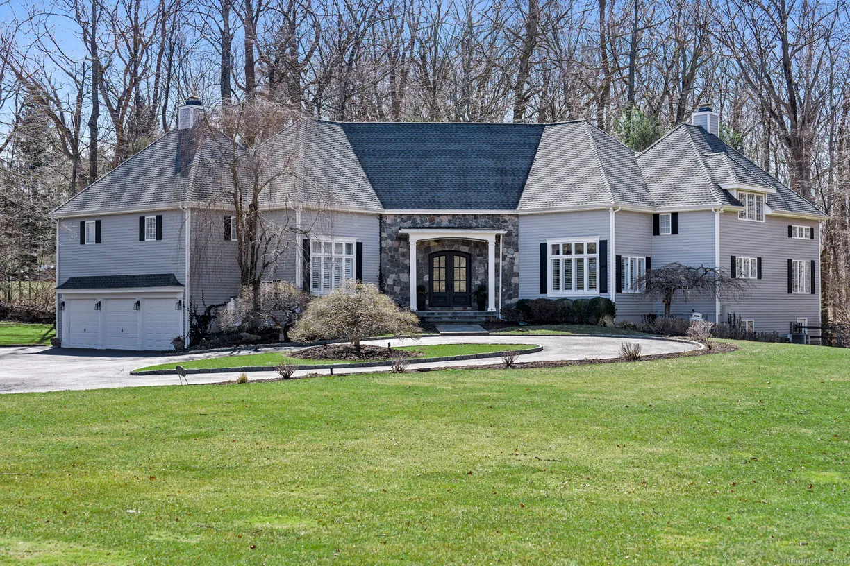 Greenwich Real Estate | View 295 Smith Ridge Road | 4 Beds, 4 Baths