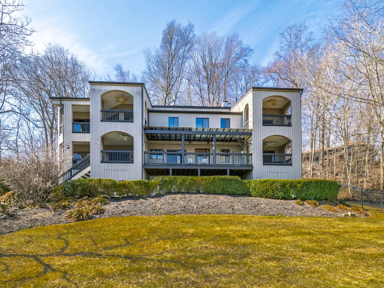 Greenwich Real Estate | View 127 Mamanasco Road | 4 Beds, 3 Baths