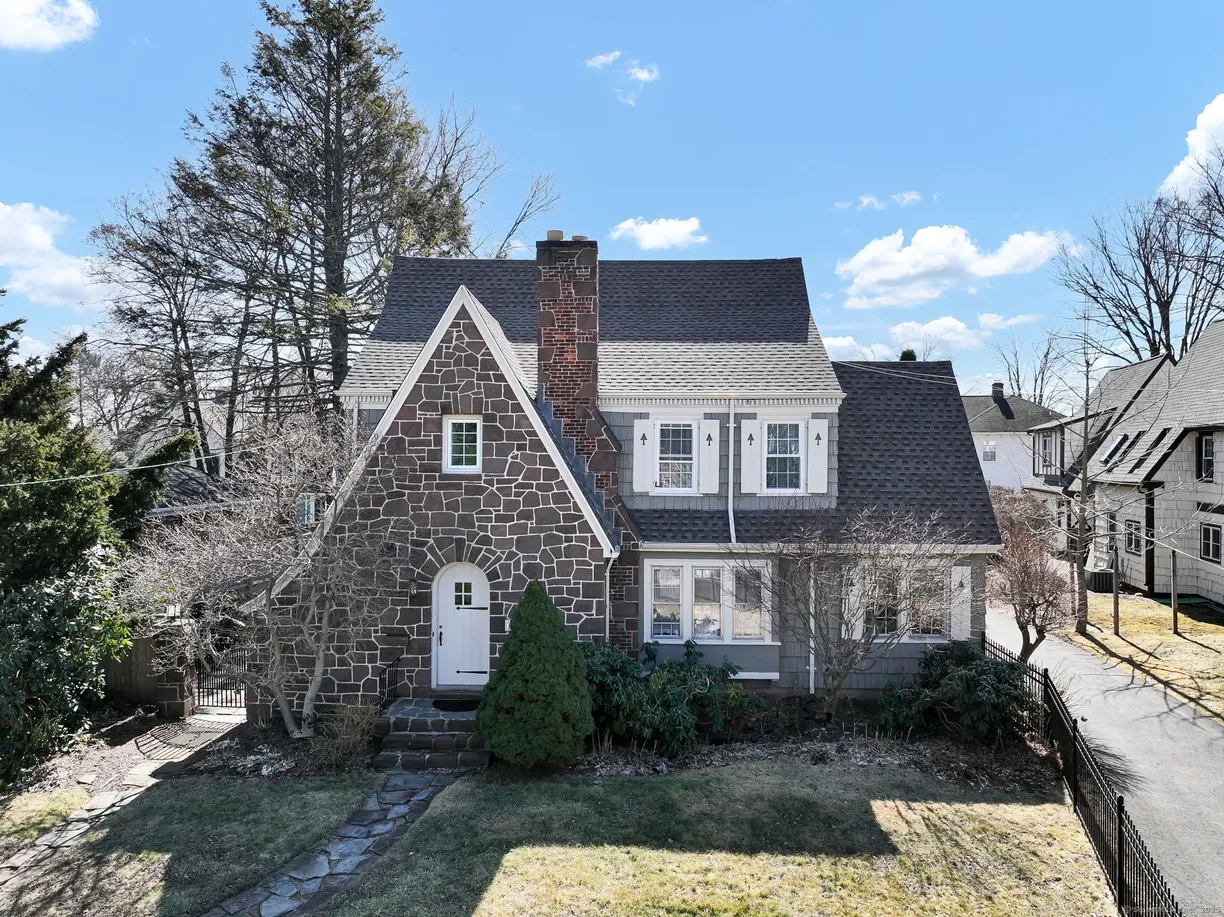 Greenwich Real Estate | View 1111 Farmington Avenue | 5 Beds, 2 Baths