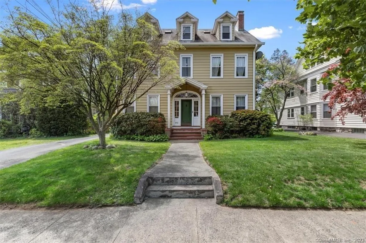 Greenwich Real Estate | View 842 Edgewood Avenue, 1 | 3 Beds, 2 Baths