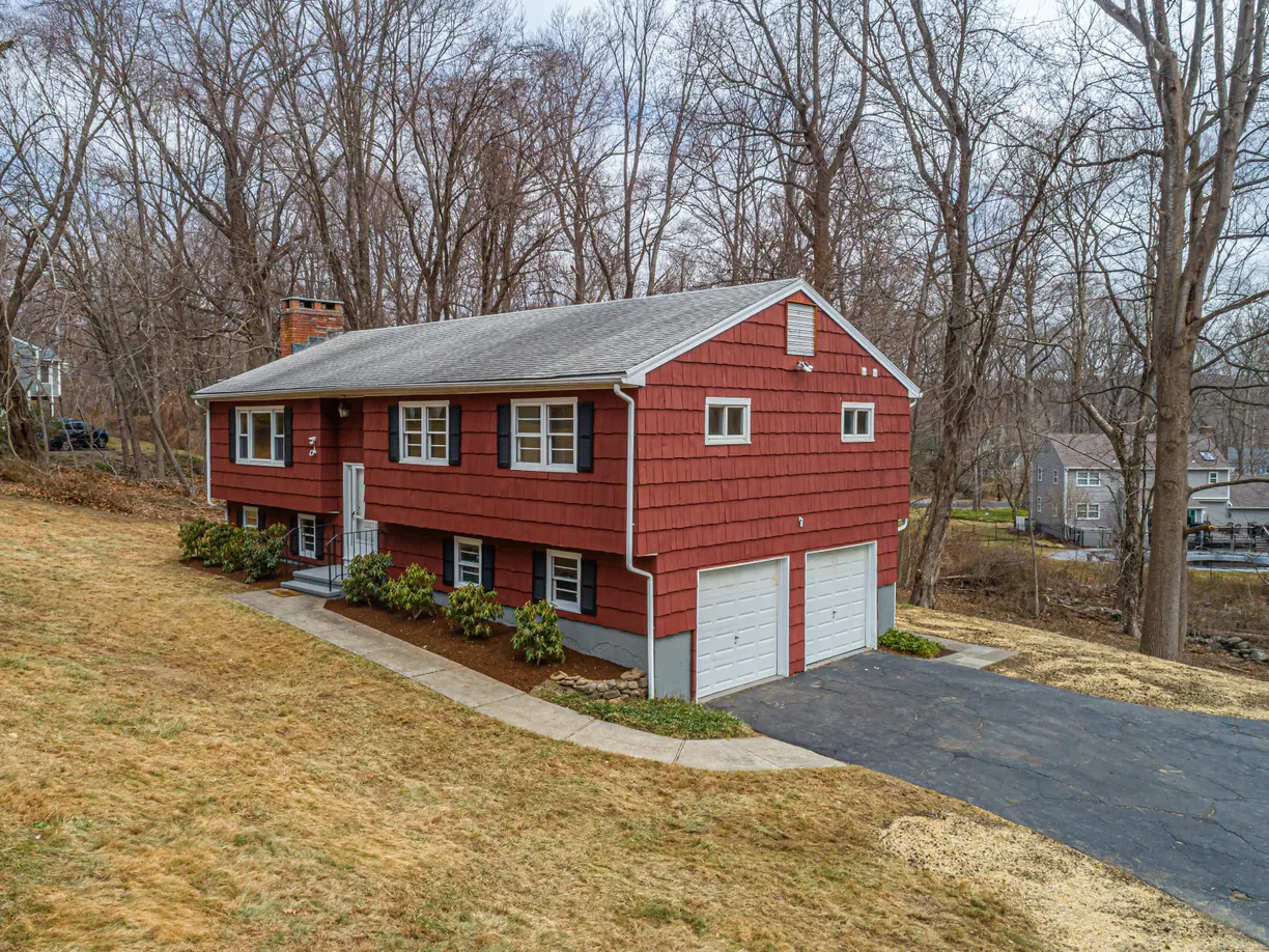 Greenwich Real Estate | View 31 Ferndale Drive | 3 Beds, 2 Baths