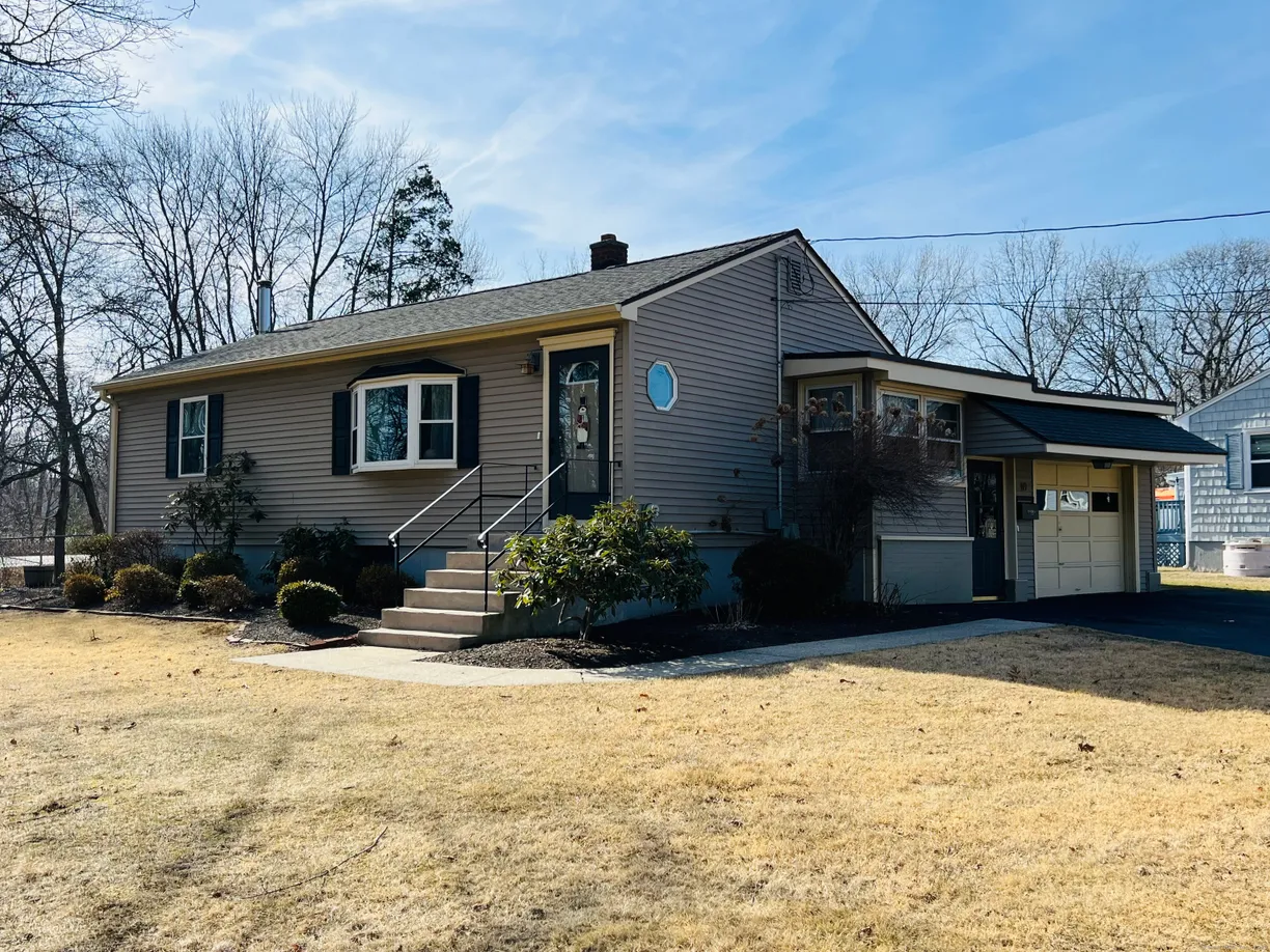 Greenwich Real Estate | View 10 Woodvale Road | 2 Beds, 1 Bath