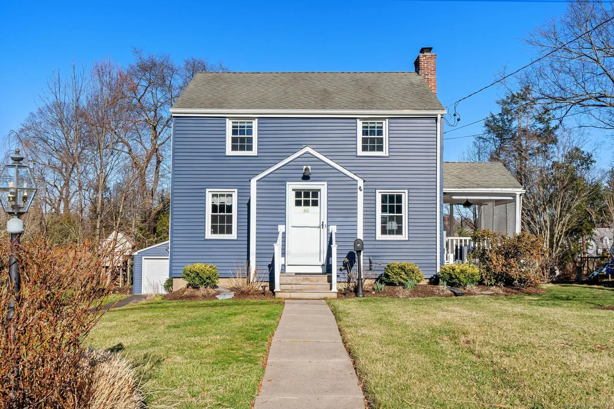 Greenwich Real Estate | View 10 Greenhurst Road | 2 Beds, 1 Bath