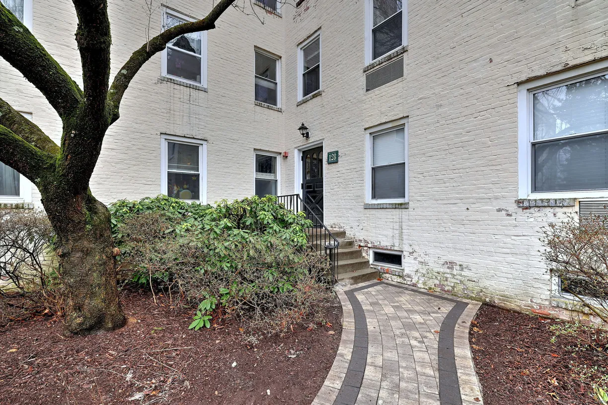Greenwich Real Estate | View 128 Woodside Green, 2B | 1 Bed, 1 Bath