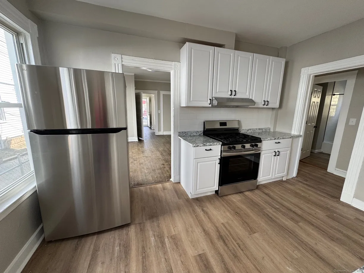 Greenwich Real Estate | View 414 Shelton Avenue, 1 | 3 Beds, 1 Bath