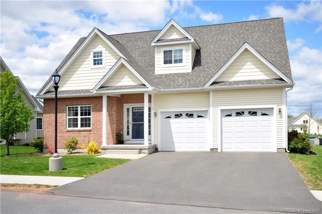 Greenwich Real Estate | View 75 Windermere Village Road, 75 | 2 Beds, 2 Baths