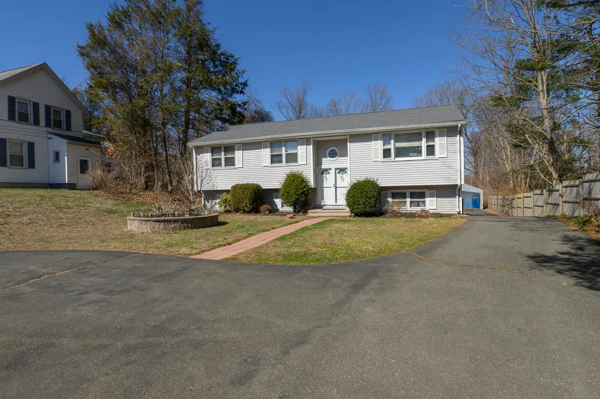Greenwich Real Estate | View 579 West Woods Road | 4 Beds, 3 Baths