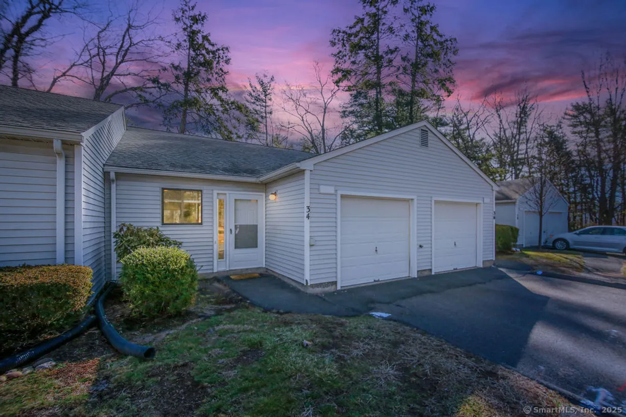 Greenwich Real Estate | View 34 Knoll Lane, 34 | 1 Bed, 1 Bath
