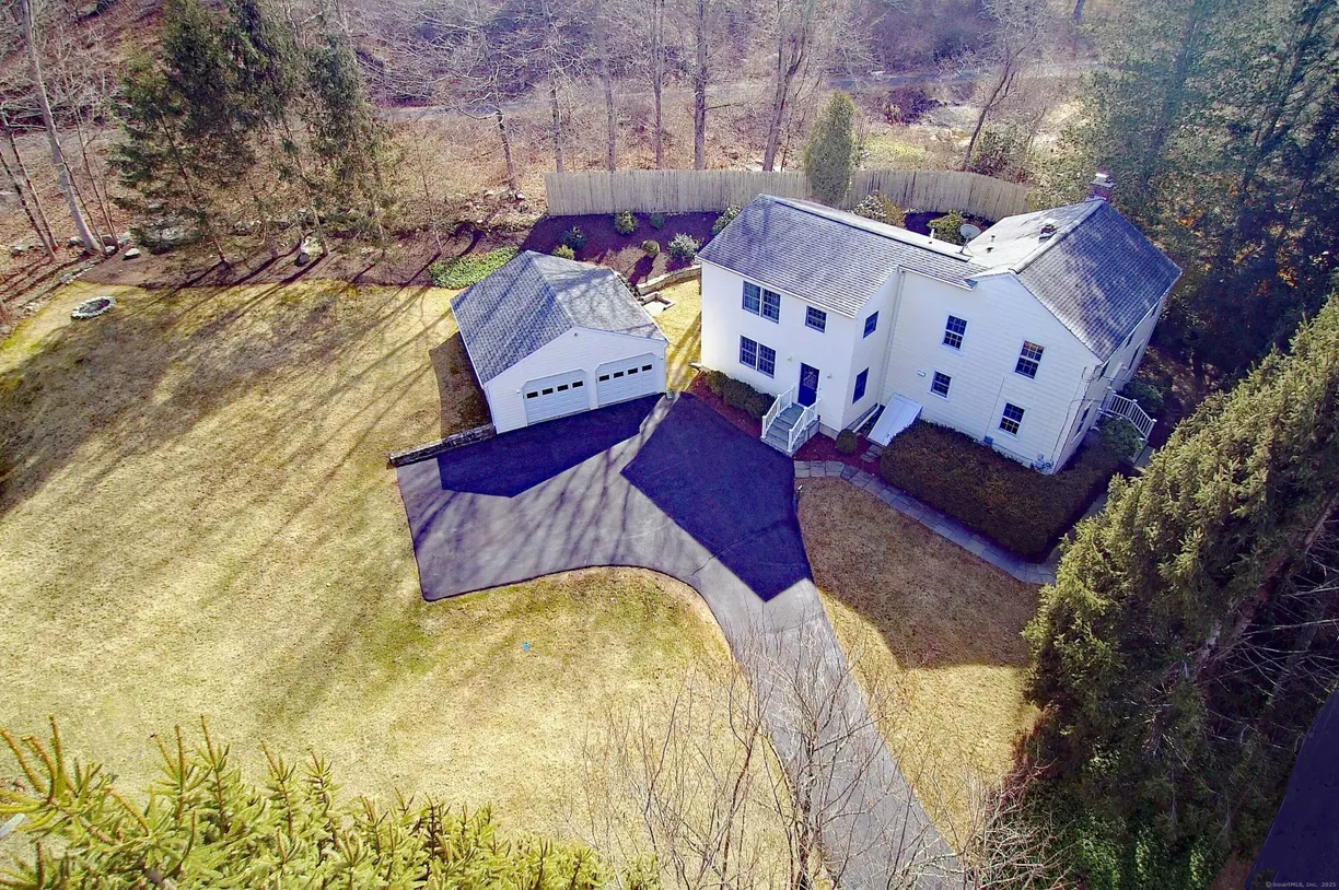 Greenwich Real Estate | View 124 Ivy Hill Road | 3 Beds, 3 Baths