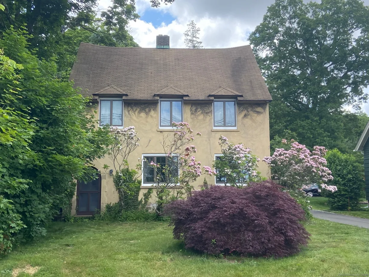 Greenwich Real Estate | View 111 & 111A Laurel Street | 6 Beds, 2 Baths