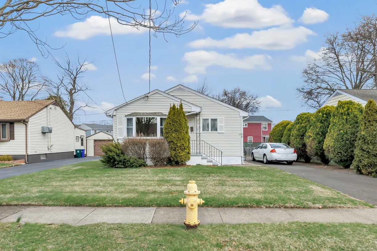 Greenwich Real Estate | View 98 Auburn Street | 3 Beds, 1 Bath