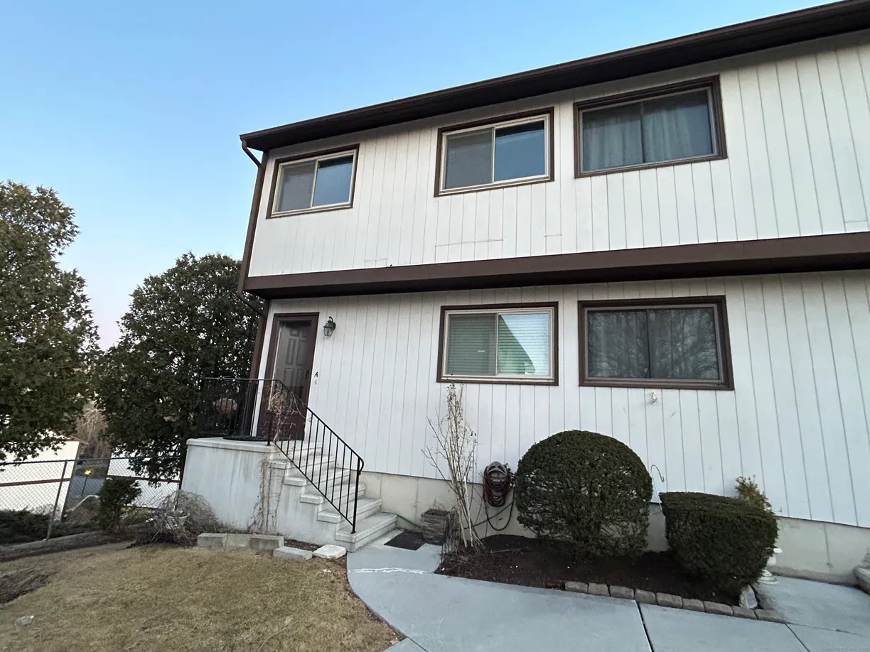 Greenwich Real Estate | View 27 Crows Nest Lane, 17A | 2 Beds, 1 Bath