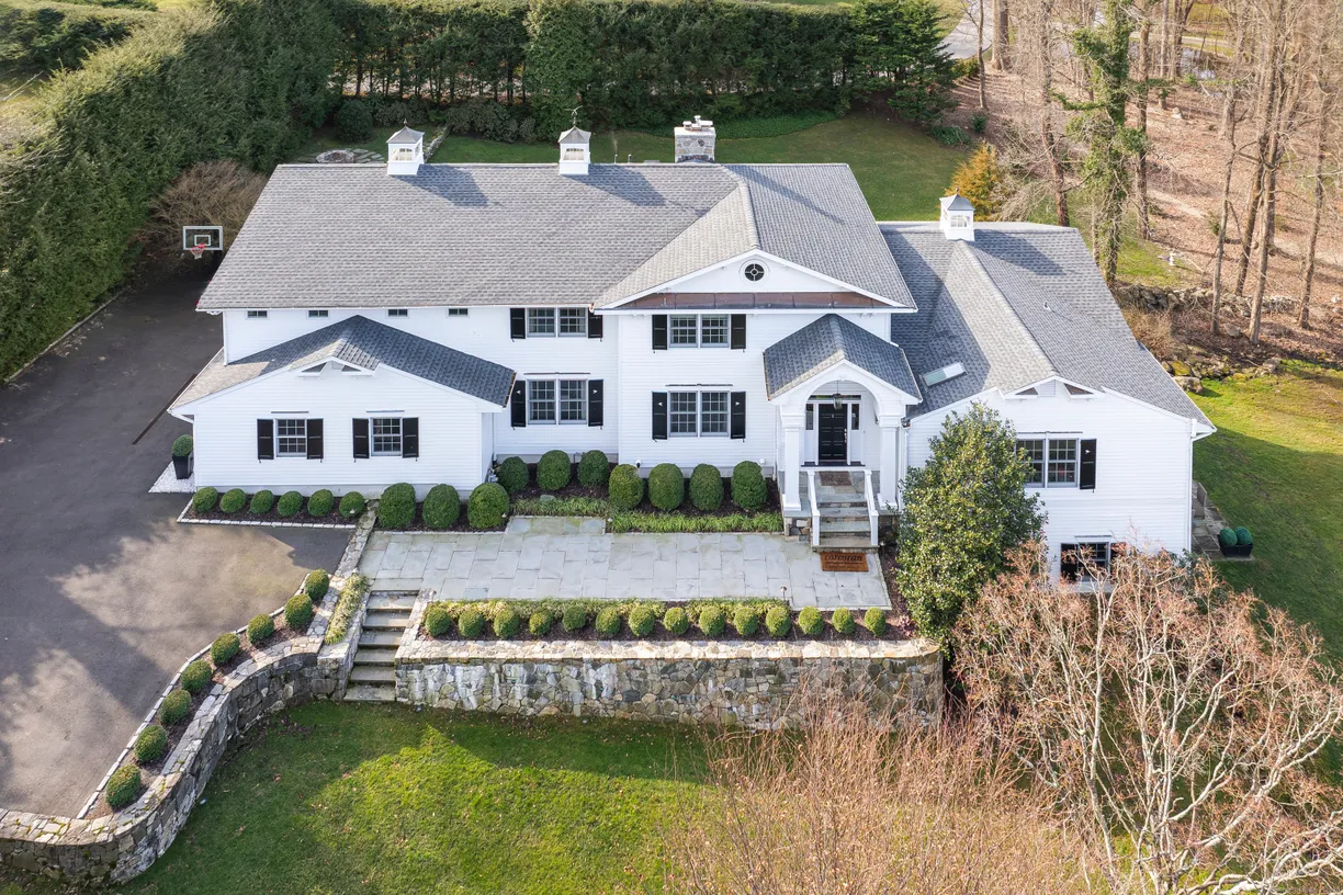 Greenwich Real Estate | View 17 Rustic View Road | 5 Beds, 6 Baths