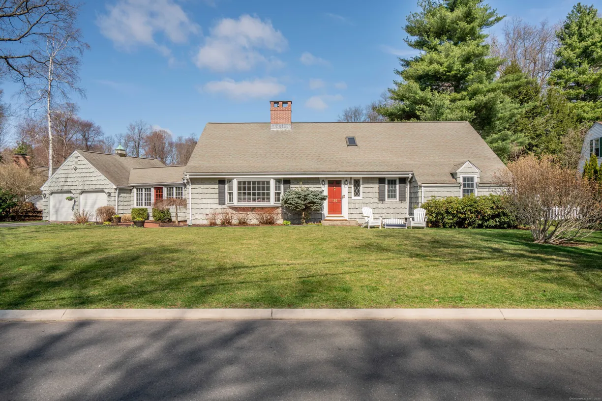 Greenwich Real Estate | View 132 Cliffmore Road | 5 Beds, 3 Baths