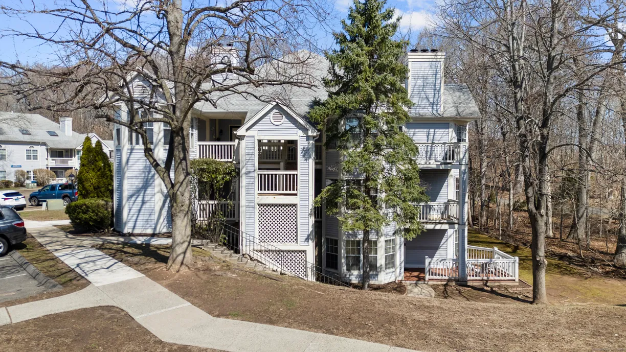 Greenwich Real Estate | View 75 Redwood Drive, 1006 | 2 Beds, 2 Baths