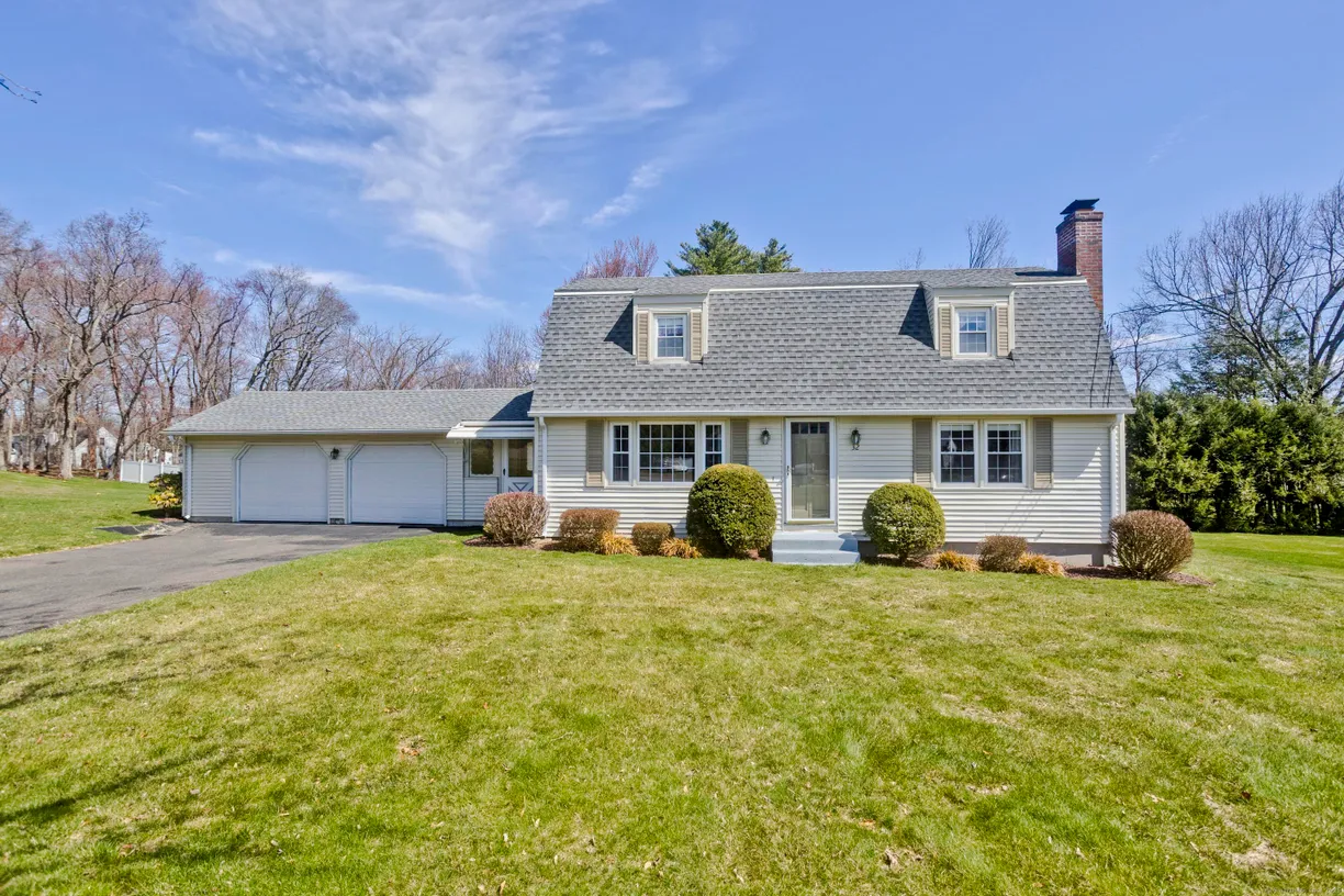 Greenwich Real Estate | View 32 Alicia Terrace | 3 Beds, 2 Baths