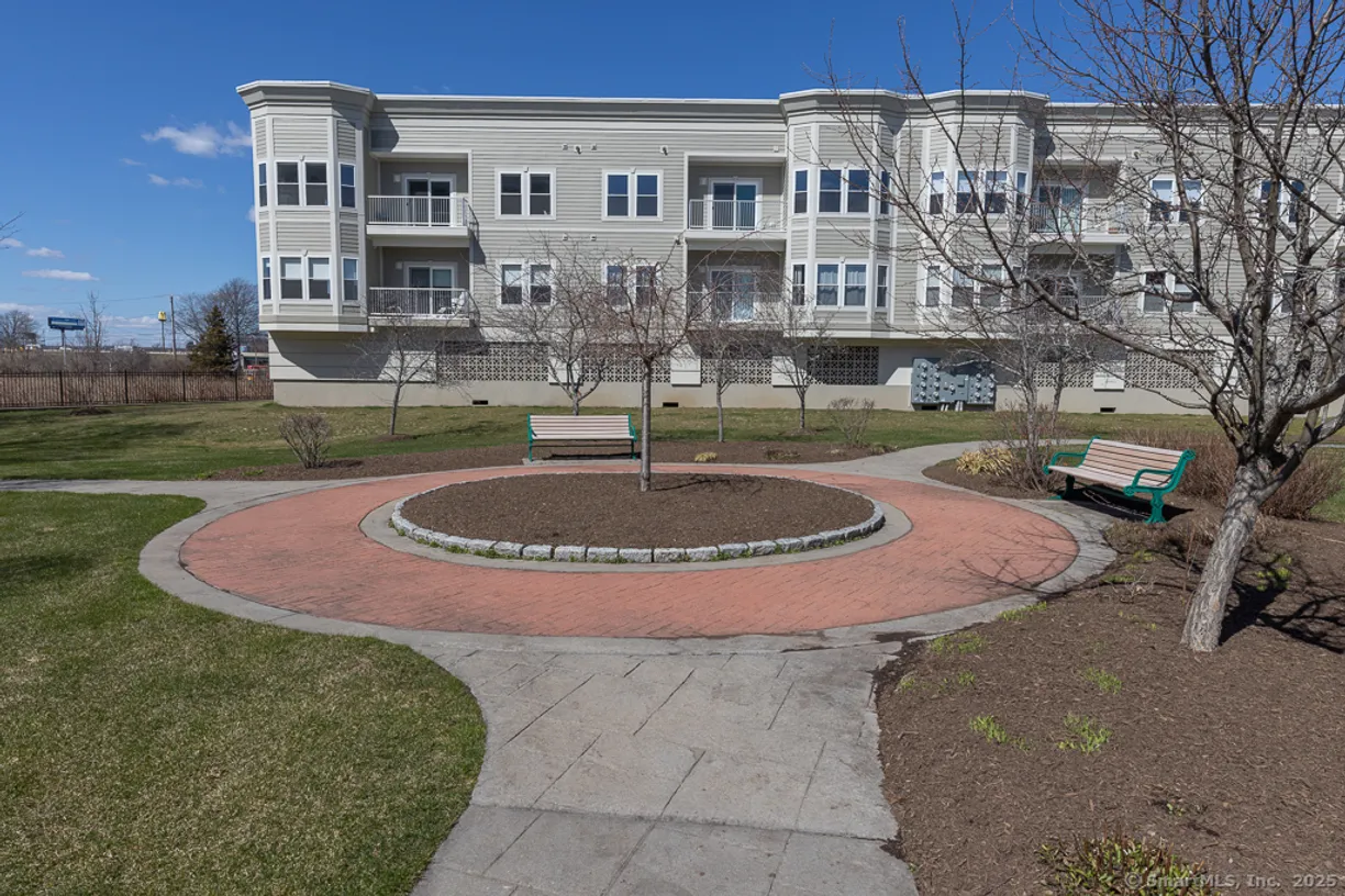 Greenwich Real Estate | View 300 Harbour Close, B | 2 Beds, 2 Baths
