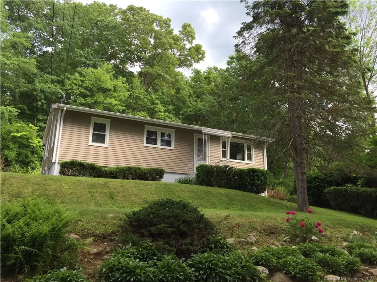Greenwich Real Estate | View 17 Cherokee Road | 3 Beds, 2 Baths