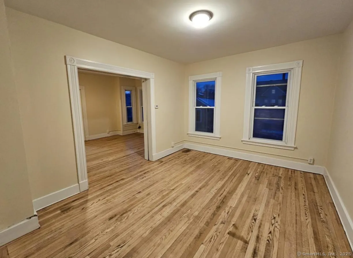 Greenwich Real Estate | View 149 South Cliff Street, 2 | 3 Beds, 1 Bath