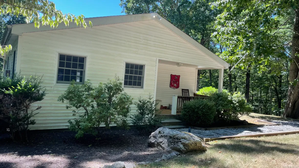Greenwich Real Estate | View 369 Briar Brae Road, Cottage | 1 Bed, 1 Bath