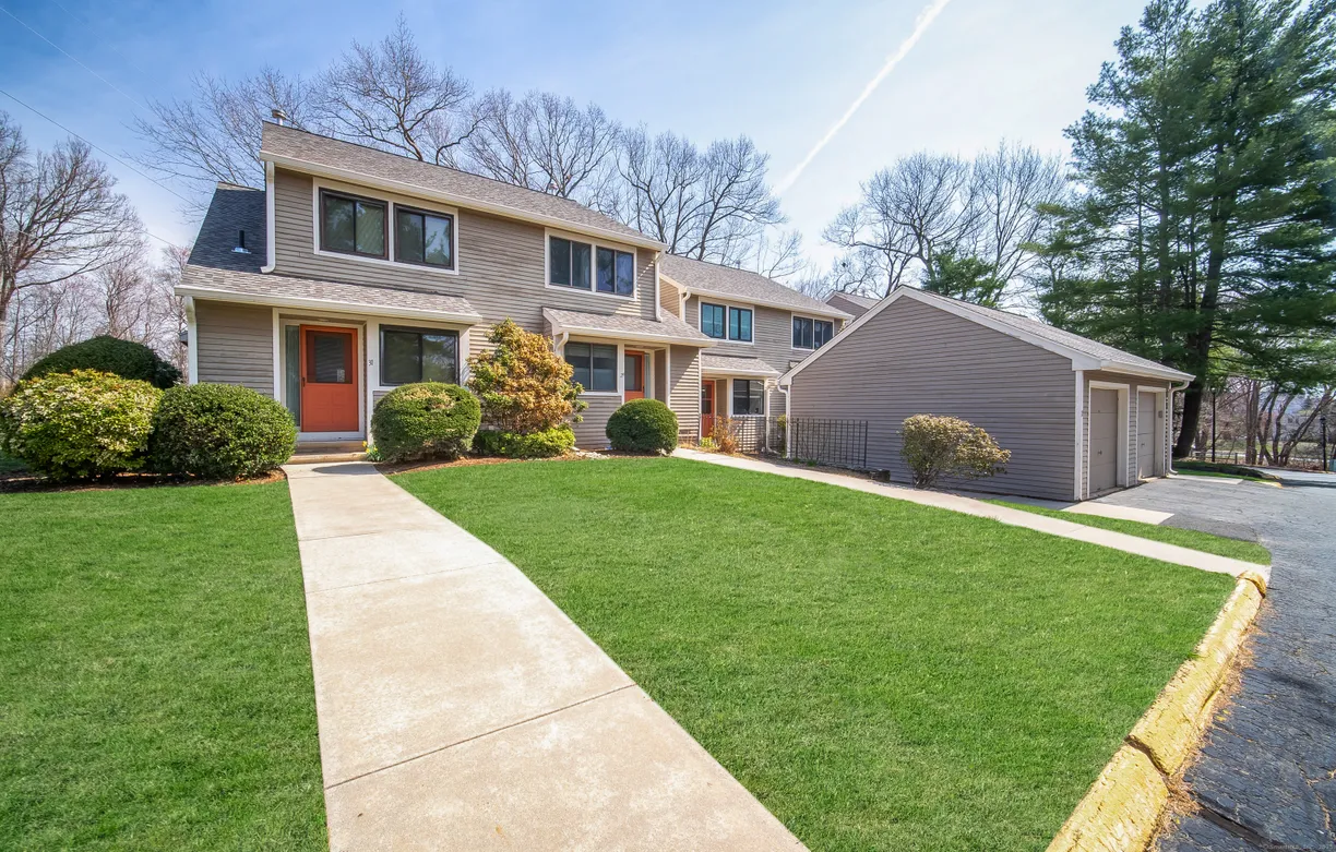 Greenwich Real Estate | View 27 Pequot Drive, 27 | 2 Beds, 1 Bath
